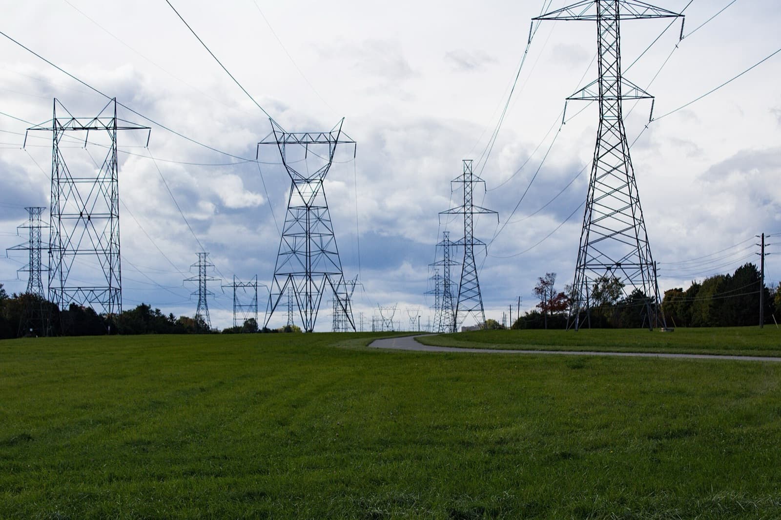 Hydro transmission corridor in Scarborough, Ontario - utility easement expropriation compensation
